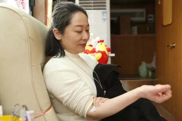 在七宝爱心献血点位，闵行区血液管理事务中心工作人员黄徐峰第一个撸起衣袖献出自己的鲜血，本命年的她已累计捐献全血、血小板13次。