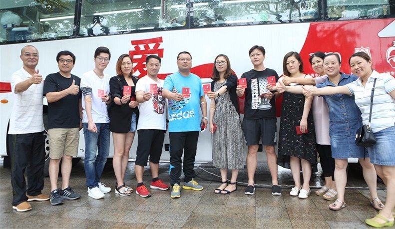 弘梅小学的语文教师王玉兰也和同事一起赶到梅陇爱心献血屋,争相献出各自的热血浓情。闵行区青少年实践教育基地的董慧看上去很苗条,已是第3次献血了。她边献血边用手机自拍,不忘将自己献血画面发送到微信朋友圈。同样是第3次献血的还有田园外语实验小学的英语教师陈楠,她从大学时开始参加献血。上海交通大学附属第二中学医务室的廖水梅已是第5次献血,54岁的她说:作为医务人员,比常人更知道血液对挽救病患的重要性。