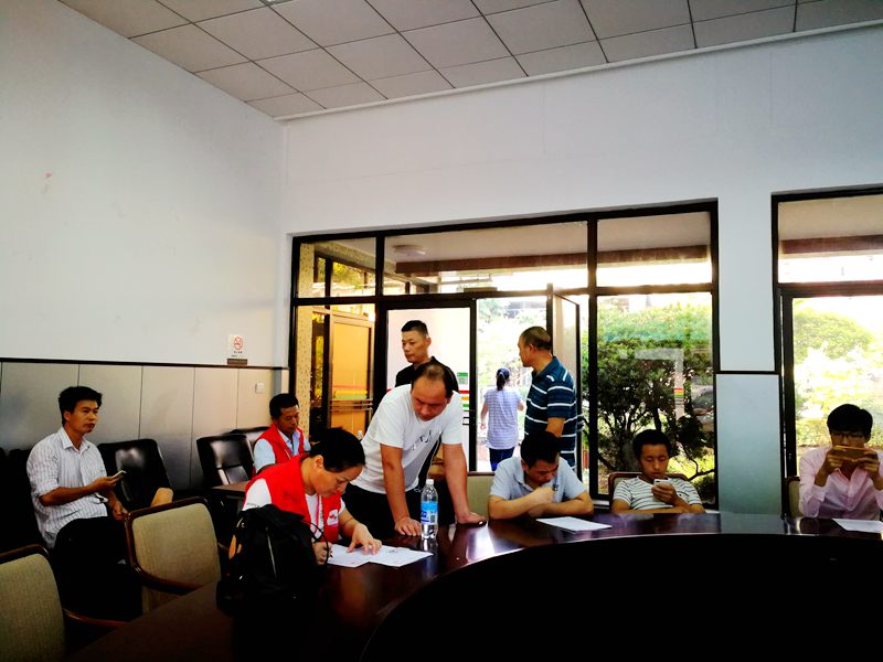 仔细核对献血人员信息