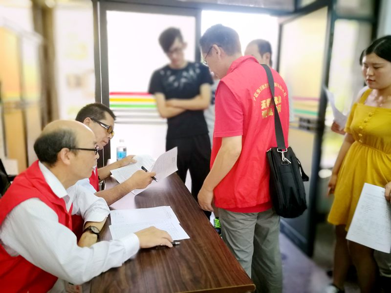 志愿者为献血人员讲解相关注意事项