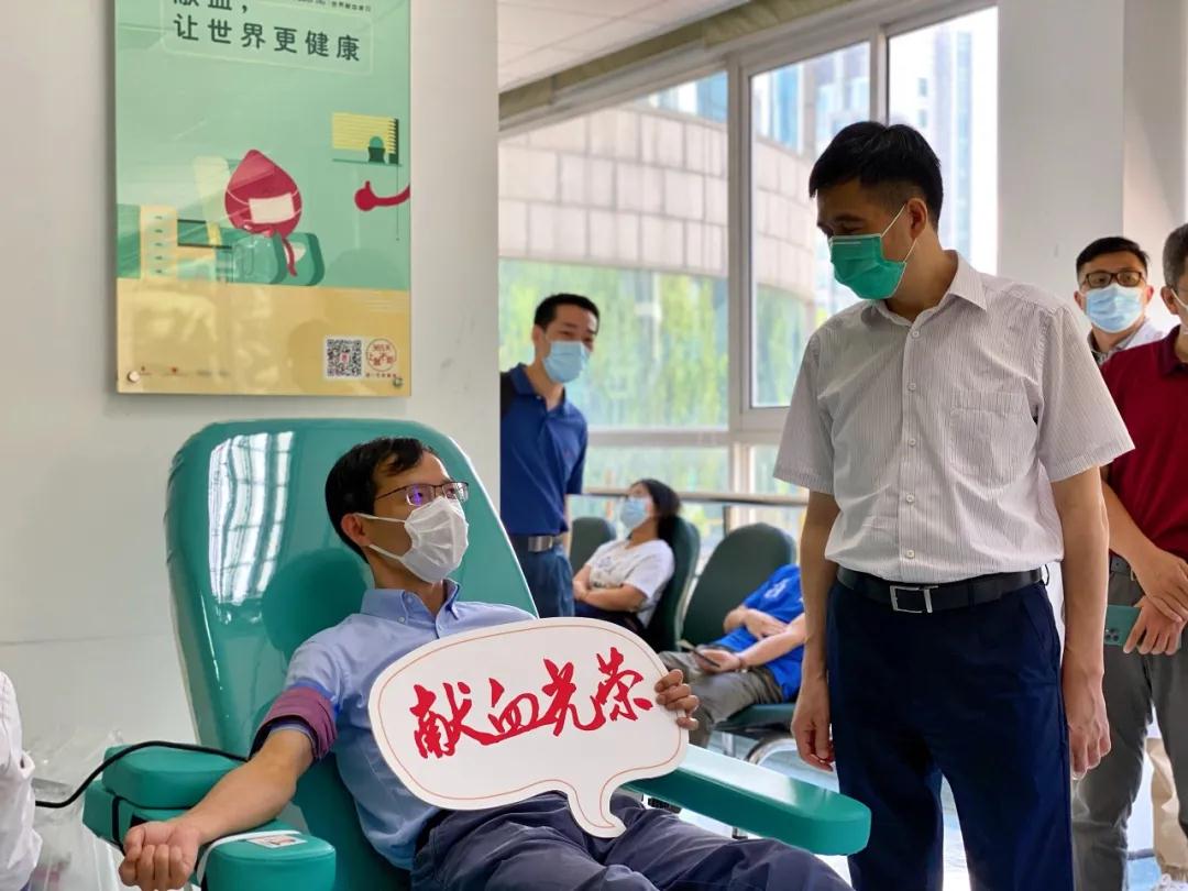 上海教育工作者高温时节献热血