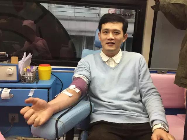 在今年的献血队伍里，有一位Rh阴性血型持有者——东方明珠新媒体杨寅哲。