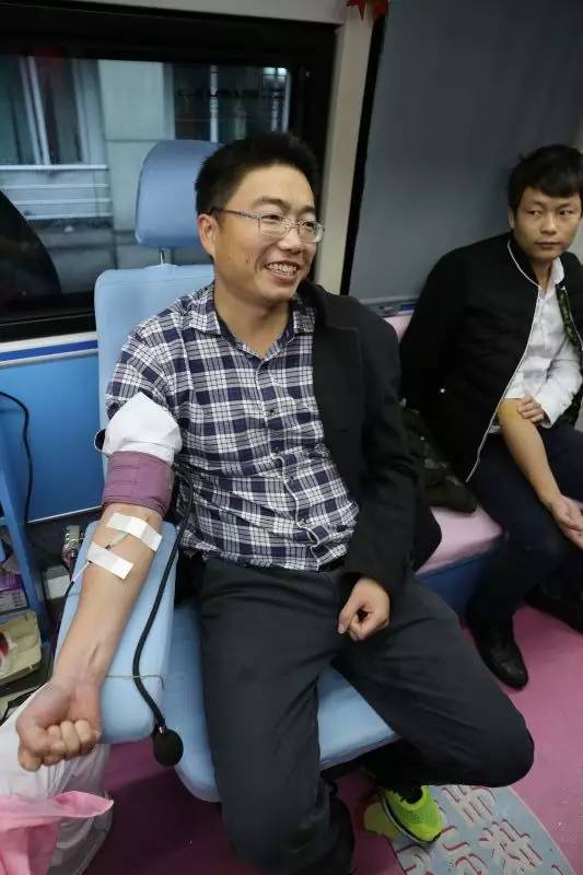 东方明珠新媒体蒋祥涛，献血后就奔赴了广州出差，把行李都带到了献血现场。