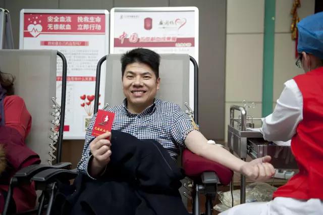 魏社鹏主任献血