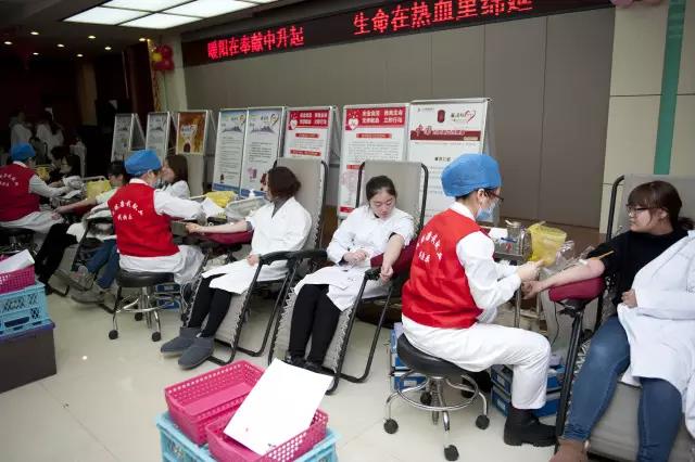 女儿陪伴母亲无偿献血