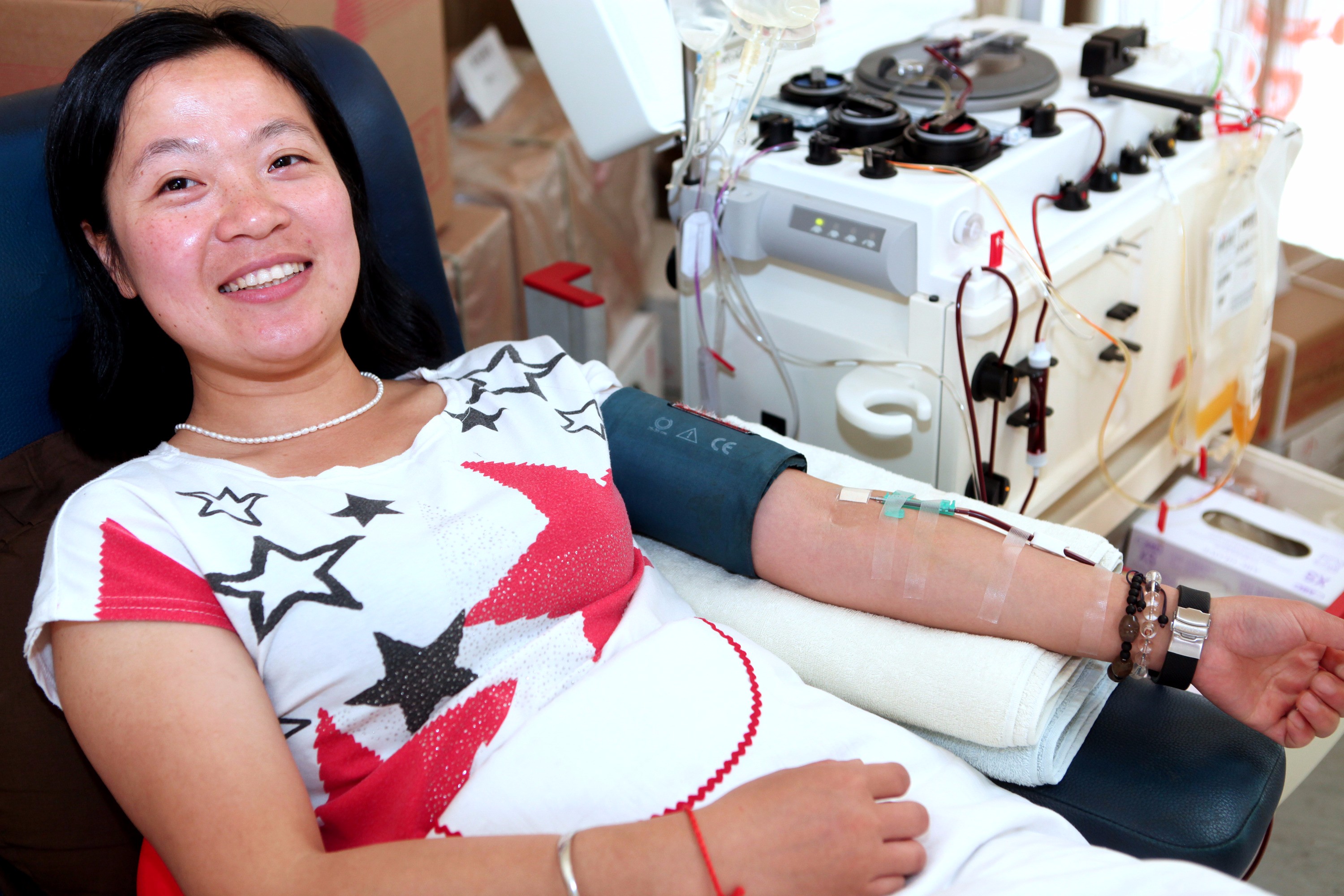 2012年5月28日，上海，张君平在献血。