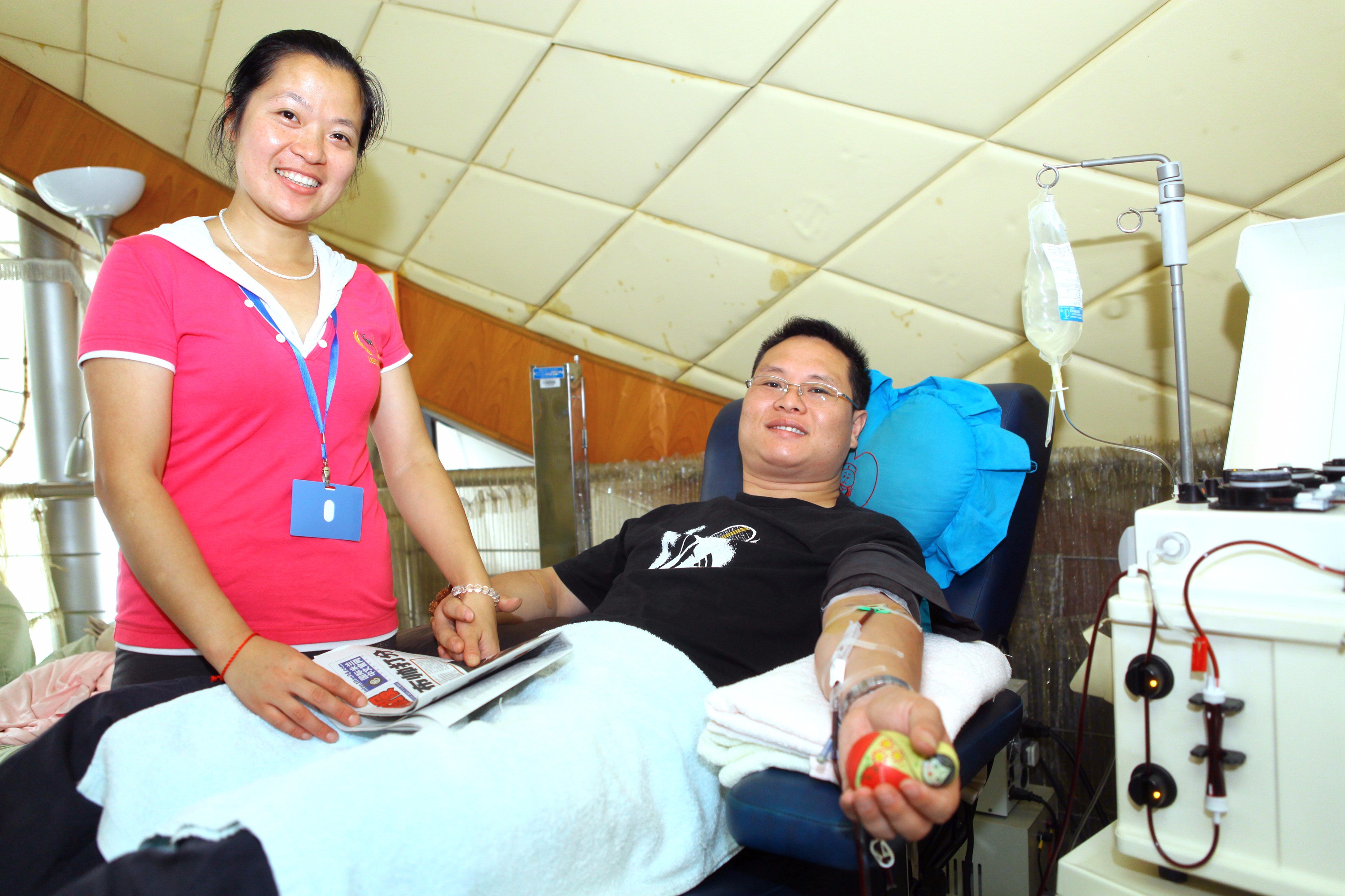 2011年7月13日，上海， 张君平陪丈夫献血。