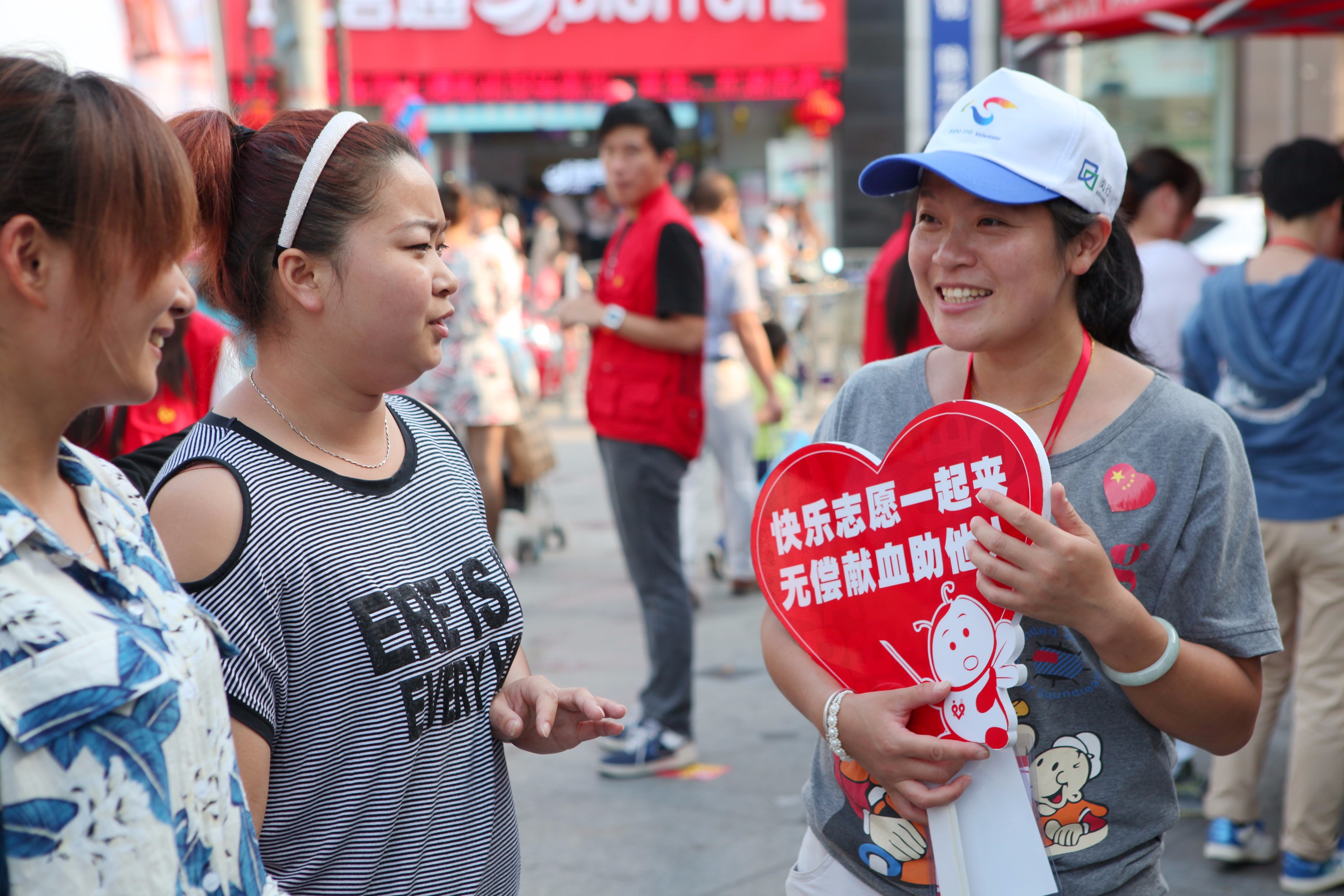 2014年10月2日，上海，张君平（右）在街头宣传无偿献血。