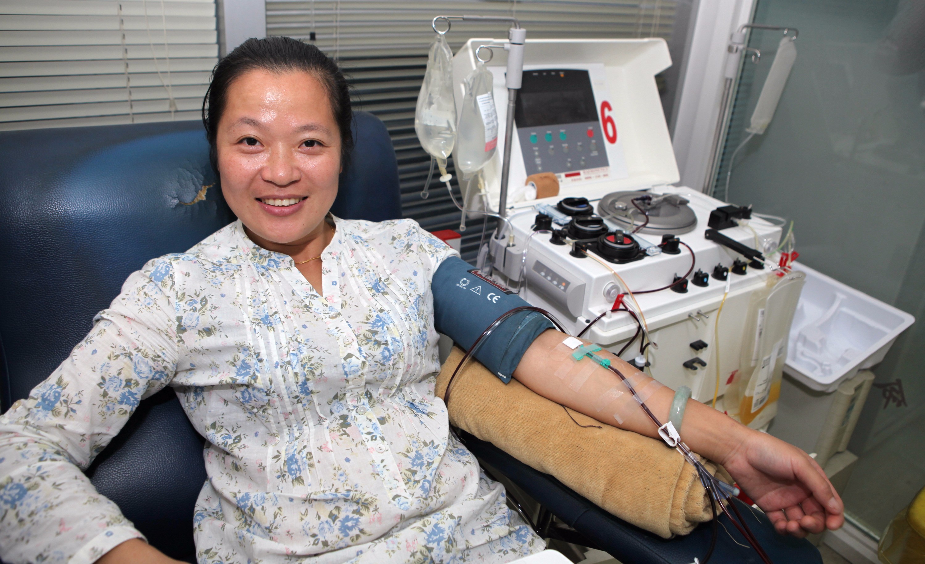 2014年10月6日，上海，张君平在捐献血小板。