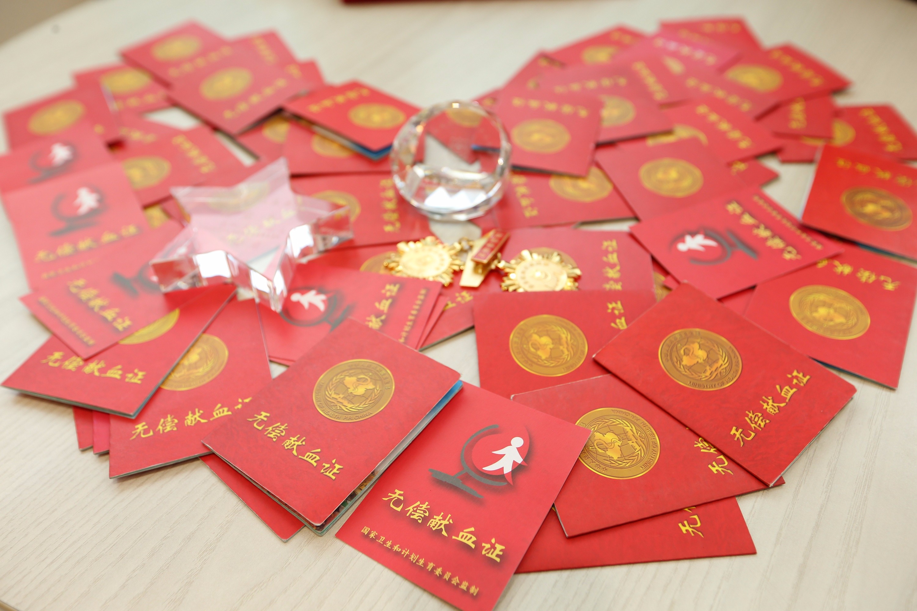 2017年1月19日，上海，张君平的献血证书和相关奖杯等。