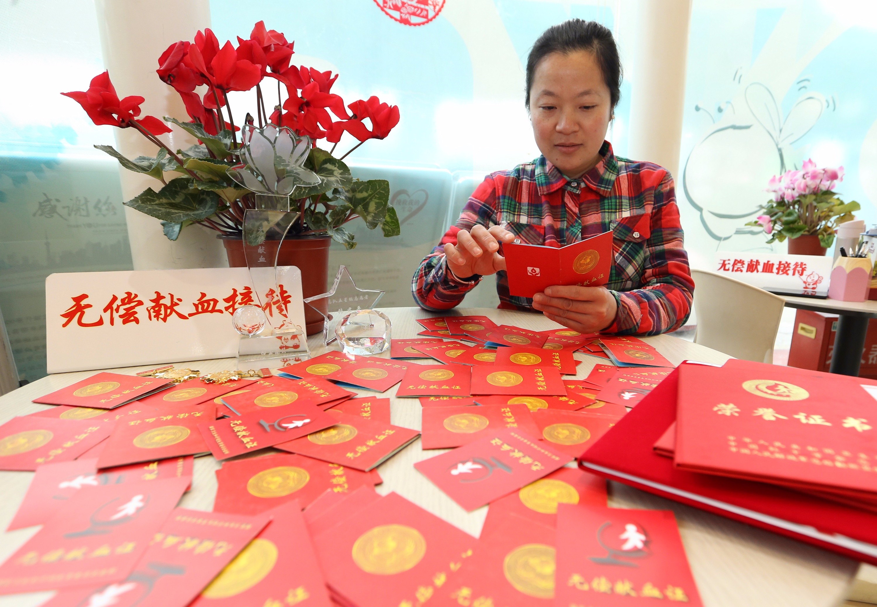 2017年1月19日，上海，张君平先后获得全国无偿献血奉献奖金奖、上海市无偿献血白玉兰奖等荣誉。囊括了各级无偿献血的奖项；有些奖项还是多次荣获。