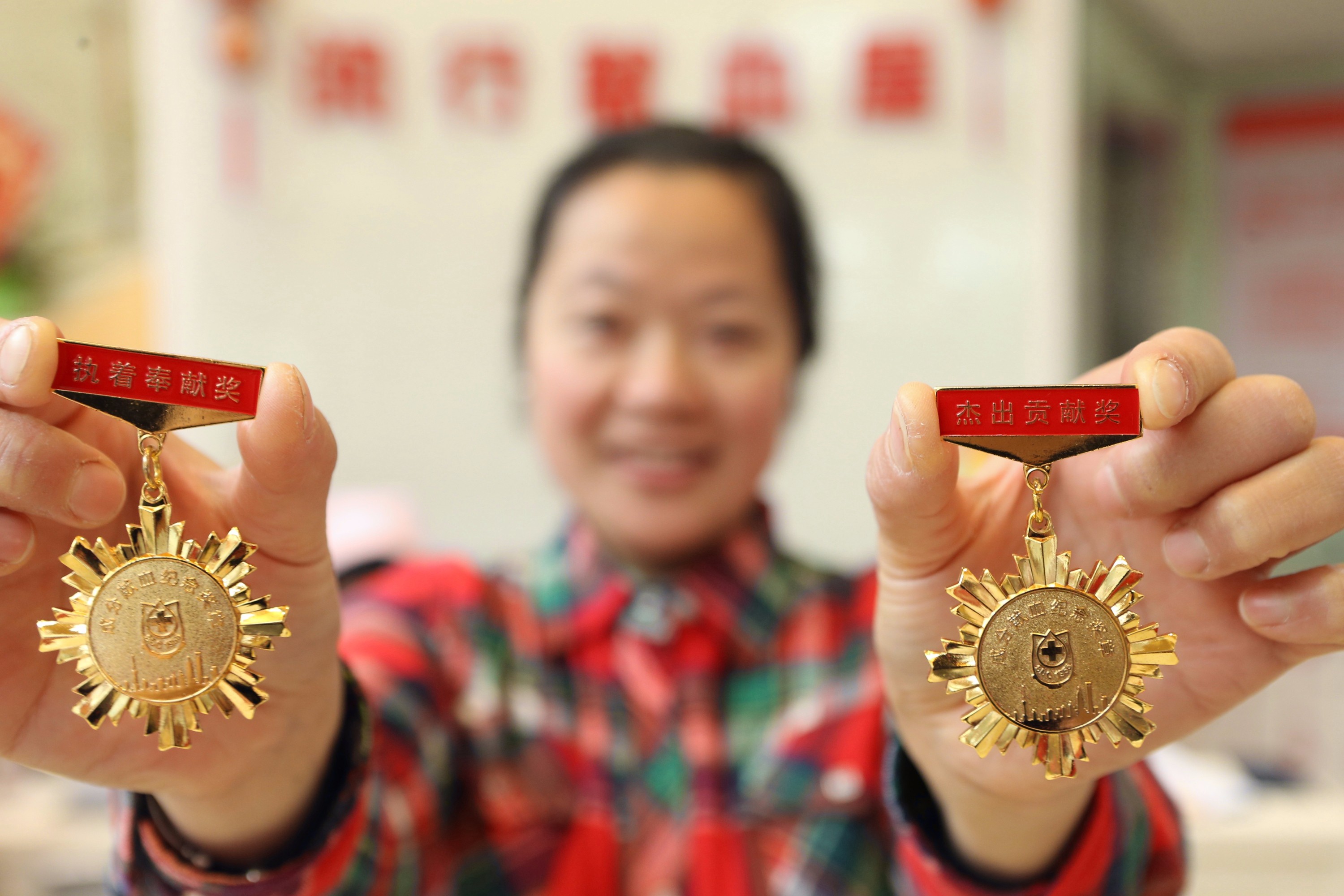 2017年1月19日，上海，张君平展示献血荣誉胸章。