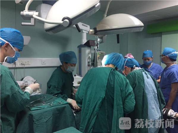 南京市妇幼保健院的医护人员在抢救中