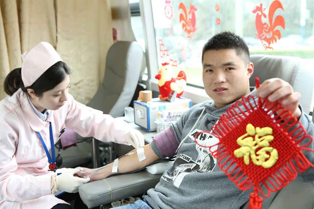 “90后”小伙刘向征路过停靠在莘庄镇仲盛世界商城南广场的献血车时，二话没说登上献血车捐献出一份热血。