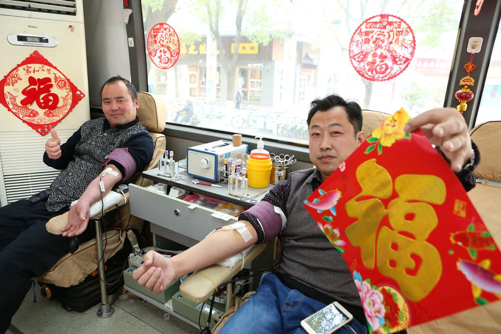 固定献血者孔宪国、李贵明等再次伸出臂膀慷慨地献血400毫升。