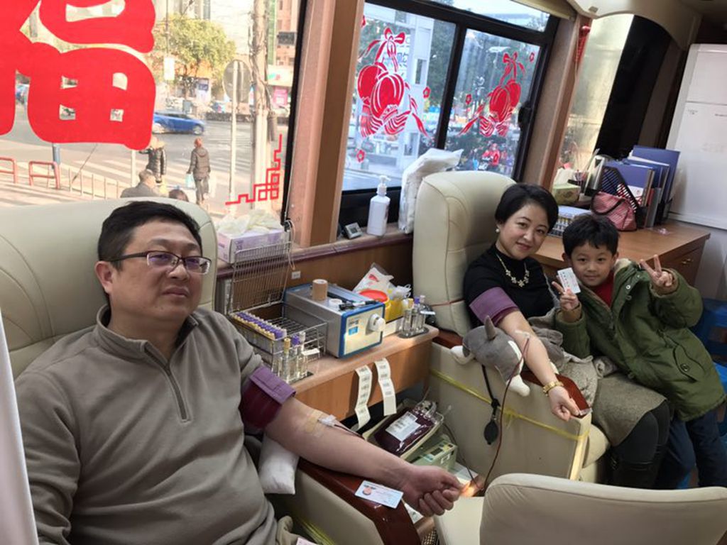 爱心夫妻献血。
