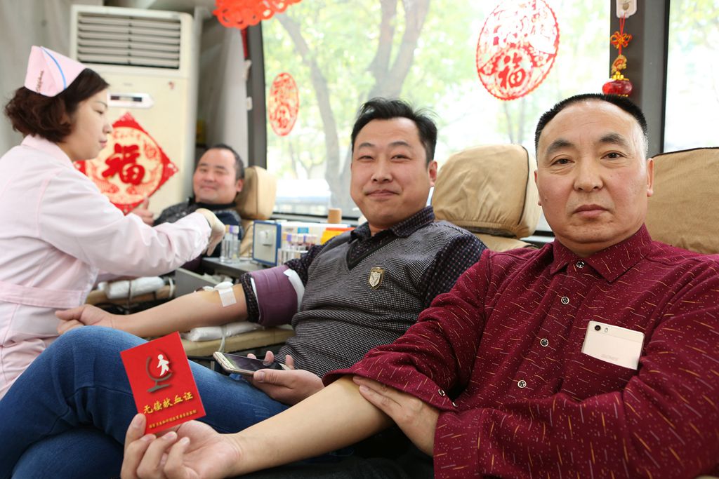 众多爱心人士在新春里用滚烫的热血传递爱的同时，也给急需用血的患者送去了“生命希望”。