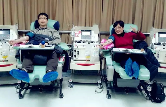 丁酉年正月初一早晨，在上海市血液中心又看到了无偿献血志愿者杨奕敏、殷勇夫妇的身影，这是他们连续多年的约定。