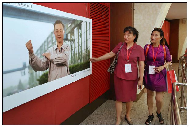 本市优秀无偿献血者代表正在参观“献血•对话30年——上海开展无偿献血30周年成果展”