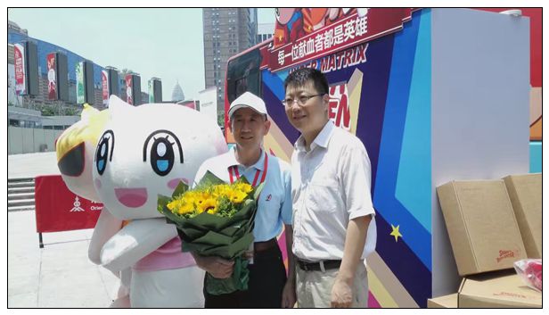 市卫生计生委副主任章雄（右）为今天生日的资深无偿献血者虞哲存送上祝福