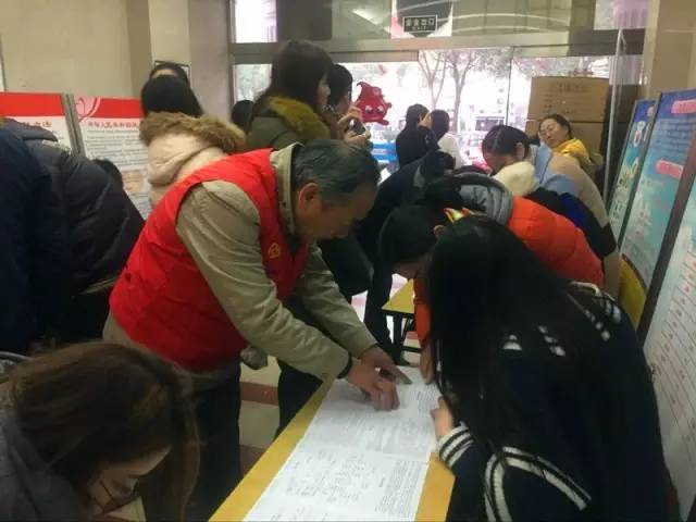 志愿者指导填表