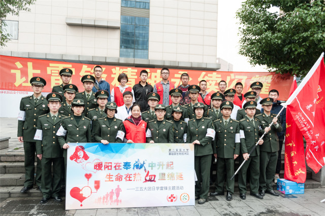 杨浦区：二军大学员学雷锋秒变戴斯蒙德