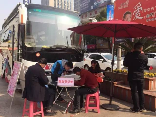 松江区：百名“雷锋”献爱心，无偿献血你我行