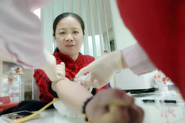 闵行区：厉害！她是一位女超人~