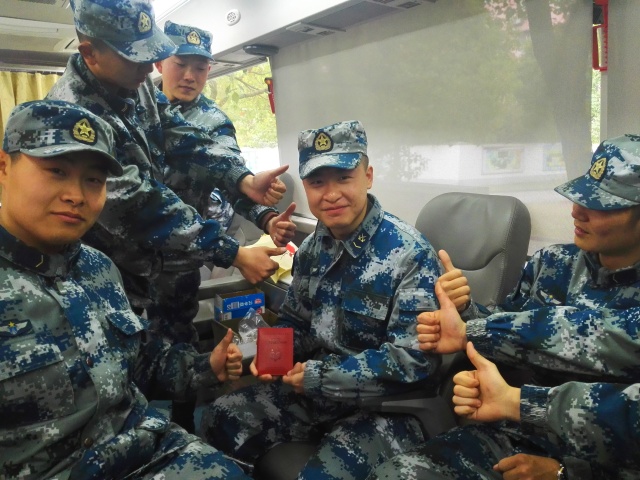 闵行区：为生命喝彩--古美驻地空军95958部队官兵踊跃献血暖人心