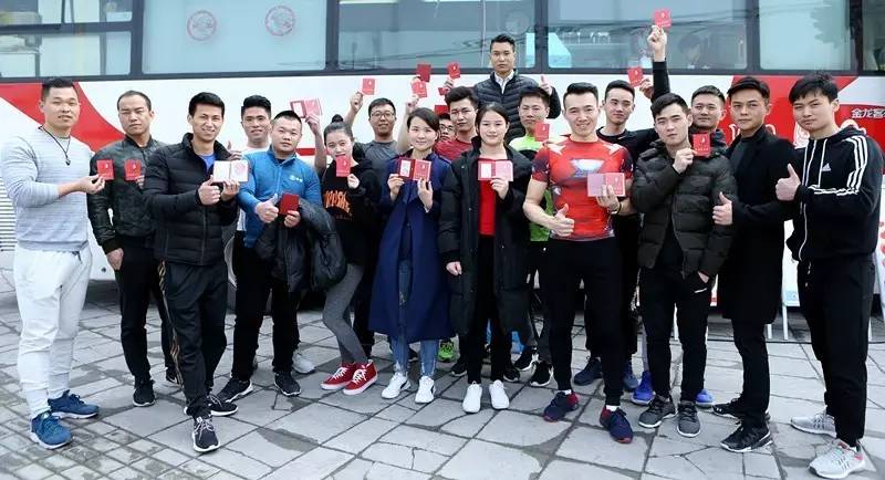 闵行区：大块头 ？献爱心！——健身教练撸袖送健康