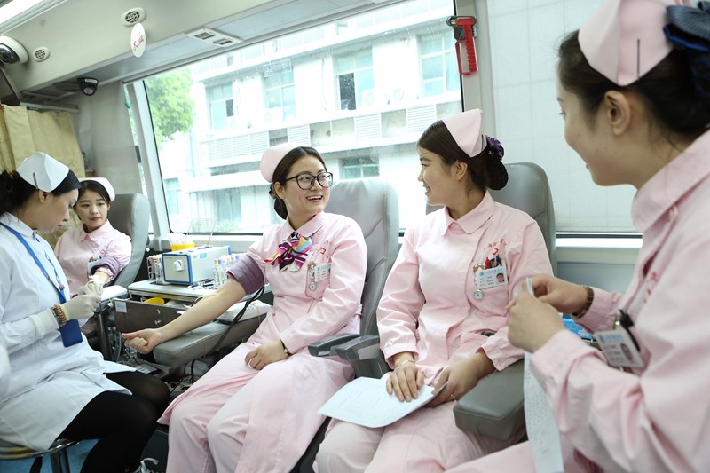 闵行区：“五四”青年节  年轻医护人员争相无偿献血表爱心