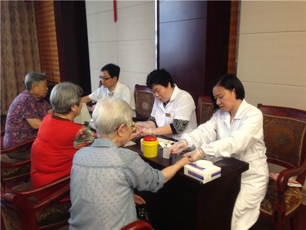 为老人测血型.jpg