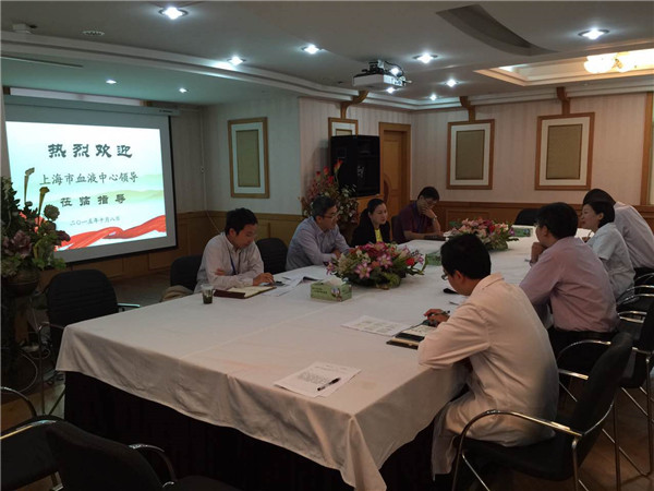上海血液中心领导检查.jpg