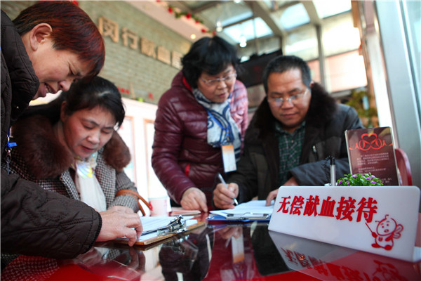 元旦，爱心市民在七宝献血屋填写献血登记表.jpg