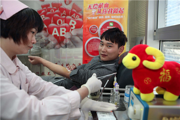 大年三十，大学生陈龙捋袖献血.jpg