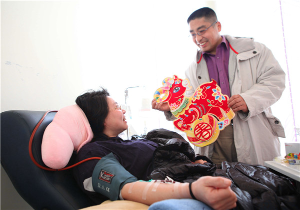 献血达人、爱心夫妻杨文生、赵林涛再次捐献血小板.jpg