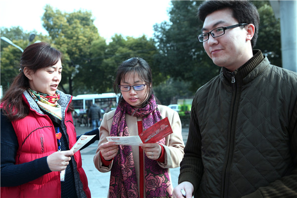 志愿者向年轻爱侣宣传无偿献血(王亚东 摄影).jpg