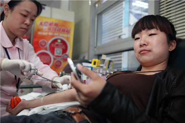 李春兰正在献血 王亚东 摄影.jpg