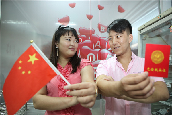 2015年9月3日，上海众多市民以献血挽救生命的方式庆祝抗战胜利纪念日。图为爱心夫妻毛伟东、曹凤献血后合影留念。.jpg