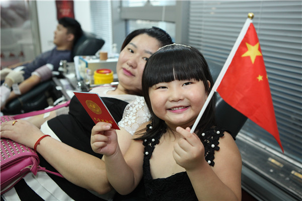 2015年9月3日，上海众多市民以献血挽救生命的方式庆祝抗战胜利纪念日。图为陪同妈妈献血的小女孩。.jpg
