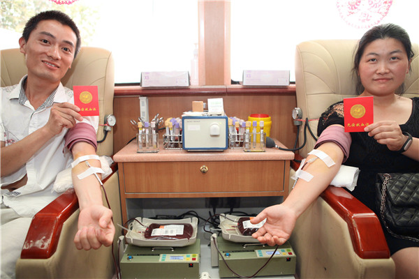 “80后”爱心夫妻牵手献血诠释别样浪漫.jpg