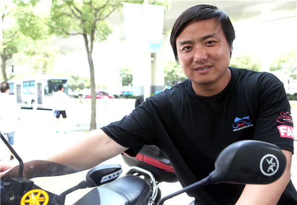 2012年7月2日，顾为俊在上海和他心爱的摩托车在一起.jpg