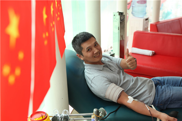 国庆长假 上海民众掀起献血热潮 (8).jpg