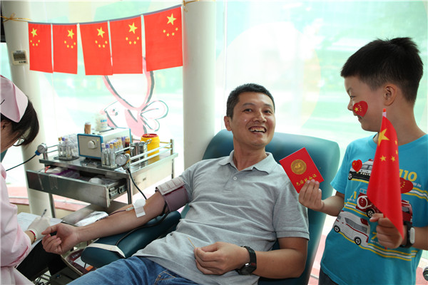 国庆长假 上海民众掀起献血热潮 (1).jpg