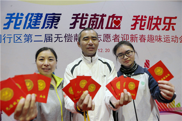 上海有个“热血家庭” 图为：王敏（左）、毕玉鹏（中）、毕碧如（右）.jpg