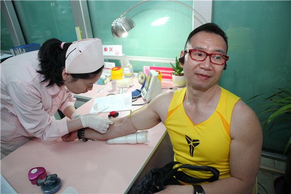 2014年5月3日，余晓南在闵行七宝献血屋参加献血前体检.jpg