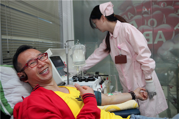 主图   2014年5月3日，余晓南正在闵行七宝献血屋捐献血小板.JPG.jpg