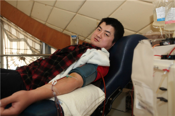 正在捐献血小板的王锡光.jpg