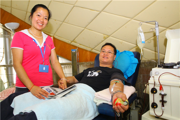 2011年7月13日， 张君平陪丈夫献血.jpg