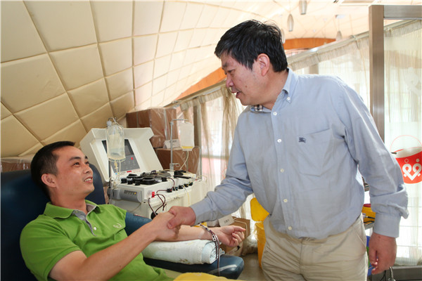 2012年10月1日，闵行区卫生局局长许速慰问国庆假日献血者陆海峰.jpg